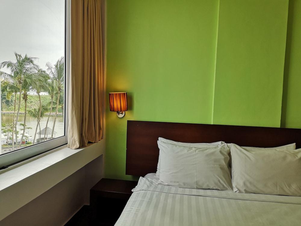 Tune Hotel - Waterfront Kuching Exterior photo